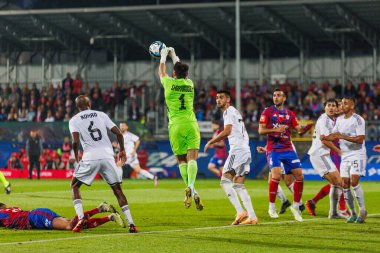 Shakhrudin Magomedaliyev ve Julio Romao, 2023 / 24 UEFA Şampiyonlar Ligi 2. eleme turunda Rakow Czestochowa ve Kazag FK arasında oynanan Miejski Stadion Pilkarski RKS Rakow Czestochowa, Czestochowa, Polonya. (Maciej Rogowski)