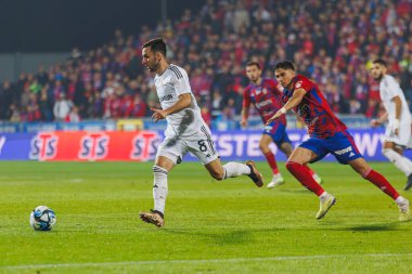 Marko Jankoviç, 2023 / 24 UEFA Şampiyonlar Ligi eleme turu sırasında Ben Lederman ile Miejski Stadion Pilkarski RKS Rakow Czestochowa, Czestochowa, Polonya 'da Rakow Carabag FK arasında düello yaptı. (Maciej Rogowski)