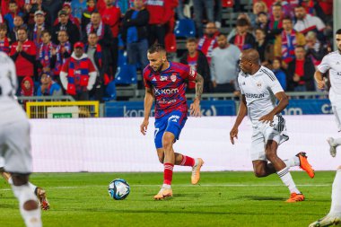 Marcin Cebula UEFA Şampiyonlar Ligi 2023 / 24 ikinci tur eleme maçında Julio Romao ile Miejski Stadion Pilkarski RKS Rakow Czestochowa, Czestochowa, Polonya 'da Rakow Carabag FK arasında düello yaptı. (Maciej Rogowski)