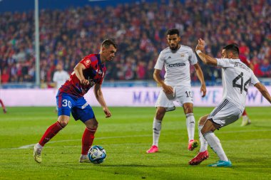 Vladyslav Kochergin, 2023 / 24 UEFA Şampiyonlar Ligi eleme turunda Elvin Jafarguliyev ile Miejski Stadion Pilkarski RKS Czestochowa, Czestochowa, Polonya 'da oynanan karşılaşmada Rakow Czestochowa ve Qarabag FK arasında düello yaptı. (Maciej Rogowsk