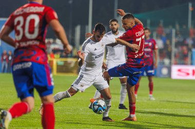 Marko Jankoviç, 2023 / 24 UEFA Şampiyonlar Ligi eleme turu sırasında Marcin Cebula ile Miejski Stadion Pilkarski RKS Rakow Czestochowa, Czestochowa, Polonya 'da Rakow Carabag FK arasında düello yaptı. (Maciej Rogowski)