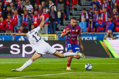 Marcin Cebula, 2023 / 24 UEFA Şampiyonlar Ligi eleme turu sırasında Bahlul Mustafazade ile Miejski Stadion Pilkarski RKS Rakow Czestochowa, Polonya 'da oynanan karşılaşmada Rakow Czestochowa ve Kazag FK arasında düello yaptı. (Maciej Rogowski)