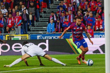 Marcin Cebula, 2023 / 24 UEFA Şampiyonlar Ligi eleme turu sırasında Bahlul Mustafazade ile Miejski Stadion Pilkarski RKS Rakow Czestochowa, Polonya 'da oynanan karşılaşmada Rakow Czestochowa ve Kazag FK arasında düello yaptı. (Maciej Rogowski)