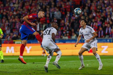 Fabian Piasecki, Miejski Stadion Pilkarski RKS Czestochowa, Czestochowa, Polan Czestochowa, RKS Czestochowa 'da Rakow Czestochowa ve Qarabag FK arasında oynanan 2023 / 24 UEFA Şampiyonlar Ligi eleme turunda Kevin Medina ve Bahlul Mustafazade' nin yanında gol attı.