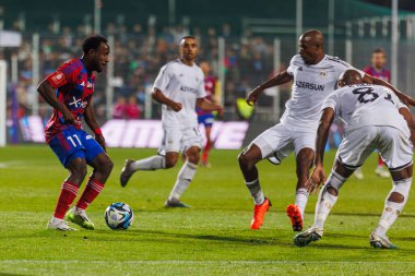 John Yeboah, 2023 / 24 UEFA Şampiyonlar Ligi eleme turu sırasında Rakow Czestochowa ve Qarabag FK arasında Miejski Stadion Pilkarski RKS Rakow Czestochowa, Czestochowa, Polonya 'da oynanan karşılaşma elemeleri sırasında. (Maciej Rogowski)