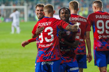 Sonny Kittel, 2023 / 24 UEFA Şampiyonlar Ligi eleme turunda John Yeboah ve Deian Sorescu ile birlikte Rakow Czestochowa ve Kazag FK arasında oynanan Miejski Stadyumu RKS Rakow Czestochowa, Polonya 'da yapılan karşılaşmayı kutluyor. (Maciej Ro