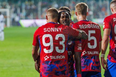 Sonny Kittel, John Yeboah ile birlikte Polonya 'nın Czestochowa kentinde Miejski Stadion Pilkarski RKS Rakow Czestochowa' da Rakow Czestochowa ve Qarabag FK arasında oynanan 2023 / 24 ikinci tur eleme karşılaşmasını kutluyor. (Maciej Rogowski)