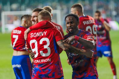 Sonny Kittel, 2023 / 24 UEFA Şampiyonlar Ligi eleme turunda John Yeboah ve Deian Sorescu ile birlikte Rakow Czestochowa ve Kazag FK arasında oynanan Miejski Stadyumu RKS Rakow Czestochowa, Polonya 'da yapılan karşılaşmayı kutluyor. (Maciej Ro