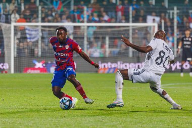 John Yeboah, UEFA Şampiyonlar Ligi 2023 / 24 eleme turu sırasında Kevin Medina ile Miejski Stadion Pilkarski RKS Rakow Czestochowa, Czestochowa, Polonya 'da Rakow Czestochowa ve Qarabag FK arasında düello yaptı. (Maciej Rogowski)