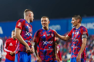 Sonny Kittel maçtan sonra Zoran Arsenic ve Fabian Piasecki ile UEFA Şampiyonlar Ligi 2023 / 24 2. tur eleme turunda Miejski Stadyumu 'nda Rakow Czestochowa ve Qarabag FK arasında oynanan karşılaşmayı kutluyor.