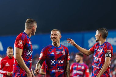 Sonny Kittel maçtan sonra Zoran Arsenic ve Fabian Piasecki ile UEFA Şampiyonlar Ligi 2023 / 24 2. tur eleme turunda Miejski Stadyumu 'nda Rakow Czestochowa ve Qarabag FK arasında oynanan karşılaşmayı kutluyor.