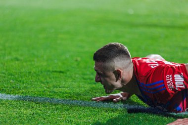 Fabian Piasecki, Miejski Stadion Pilkarski RKS Rakow Czestochowa, Czestochowa, Polonya 'da Rakow Czestochowa ile Qarabag FK arasında oynanan 2023 / 24 ikinci tur eleme karşılaşmasında attığı golü kutluyor. (Maciej Rogowski)