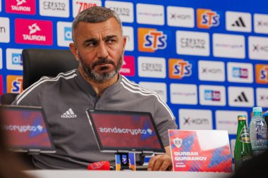 Gurban Gurbanov, UEFA Şampiyonlar Ligi 2023 / 24 2. tur elemeleri sonrasında Miejski Stadion Pilkarski RKS Rakow Czestochowa, Czestochowa, Polonya 'da Rakow Czestochowa ve Qarabag FK arasında düzenlediği bir basın toplantısı düzenledi. (Maciej Rogowski)