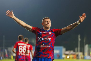 Fabian Piasecki, Miejski Stadion Pilkarski RKS Rakow Czestochowa, Czestochowa, Polonya 'da Rakow Czestochowa ile Qarabag FK arasında oynanan 2023 / 24 ikinci tur eleme karşılaşmasında attığı golü kutluyor. (Maciej Rogowski)