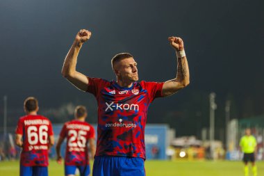 Fabian Piasecki, Miejski Stadion Pilkarski RKS Rakow Czestochowa, Czestochowa, Polonya 'da Rakow Czestochowa ile Qarabag FK arasında oynanan 2023 / 24 ikinci tur eleme karşılaşmasında attığı golü kutluyor. (Maciej Rogowski)