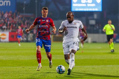 Vladyslav Kochergin, UEFA Şampiyonlar Ligi 2023 / 24 2. tur eleme maçında Kevin Medina ile Miejski Stadyumu 'nda Rakow Czestochowa ve Qarabag FK arasında oynanan düelloda RKS Rakkarski Pilow Czestochowa, Polonya. (Maciej Rogowski)