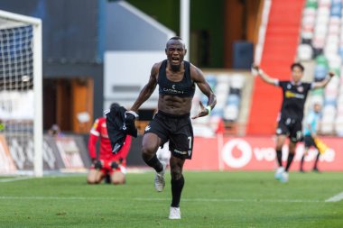 Kurtarıcı Godwin, Portekiz 'in Casa Pia AC ile Estadio Dr. Magalhaes Pessoa, Leiria, Portekiz' deki GD Estoril Praia arasındaki 2022 / 23 maçında attığı golü kutluyor. (Maciej Rogowski)