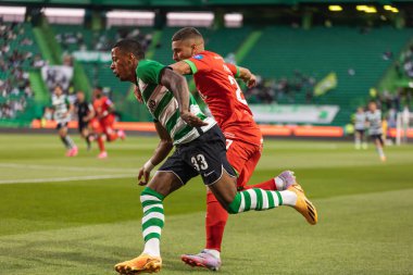 Portekiz 'in Estadio Jose Alvalade, Lizbon şehrinde oynanan Liga CP ve CS Maritimo maçlarında Arthur Gomes, Paulo Sergio Mota (Paulinho) ile düello yaptı. (Maciej Rogowski)