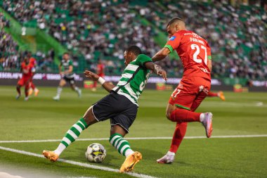 Portekiz 'in Estadio Jose Alvalade, Lizbon şehrinde oynanan Liga CP ve CS Maritimo maçlarında Arthur Gomes, Paulo Sergio Mota (Paulinho) ile düello yaptı. (Maciej Rogowski)
