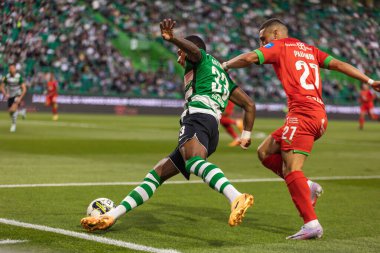 Portekiz 'in Estadio Jose Alvalade, Lizbon şehrinde oynanan Liga CP ve CS Maritimo maçlarında Arthur Gomes, Paulo Sergio Mota (Paulinho) ile düello yaptı. (Maciej Rogowski)