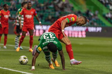 Portekiz 'in Estadio Jose Alvalade, Lizbon şehrinde oynanan Liga CP ve CS Maritimo maçlarında Arthur Gomes, Paulo Sergio Mota (Paulinho) ile düello yaptı. (Maciej Rogowski)
