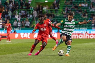 Felix Correia, Portekiz Ligi 2022 / 23 maçında Portekiz Ligi takımlarından Pedro Goncalf ile Estadio Jose Alvalade, Lizbon, Portekiz 'de mücadele etti. (Maciej Rogowski)