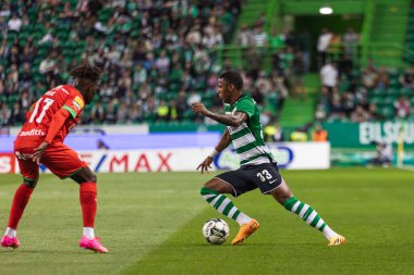 Arthur Gomes, Liga Portekiz 2022 / 23 maçında Felix Correia ile Estadio Jose Alvalade, Lizbon, Portekiz 'de CP ve CS Maritimo arasında düello yaptı. (Maciej Rogowski)