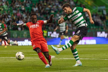 Paulinho, Portekiz Ligi 2022 / 23 maçında Portekiz Ligi takımlarından Zainadine Junior ile Estadio Jose Alvalade, Lizbon, Portekiz 'de mücadele etti. (Maciej Rogowski)