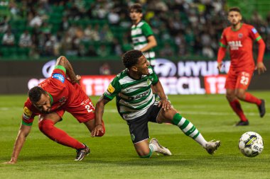Joao Afonso, Liga Portekiz 2022 / 23 maçında Marcus Edwards ile Estadio Jose Alvalade, Lizbon, Portekiz 'de CP ve CS Maritimo arasında düello yaptı. (Maciej Rogowski)