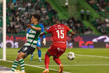 Pedro Goncalves, Liga Portugal 2022 / 23 maçında Rene Santos ile Estadio Jose Alvalade, Lizbon 'da CS Maritimo arasında düello yaptı. (Maciej Rogowski)