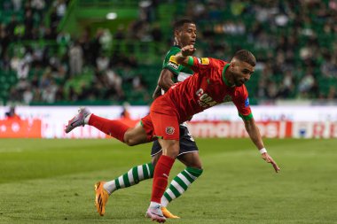Portekiz 'in Estadio Jose Alvalade, Lizbon şehrinde oynanan Liga CP ve CS Maritimo maçlarında Arthur Gomes, Paulo Sergio Mota (Paulinho) ile düello yaptı. (Maciej Rogowski)