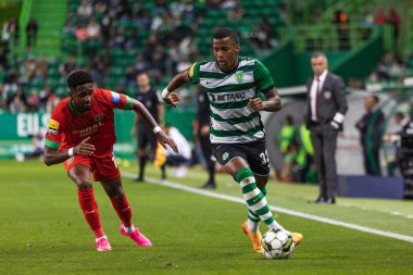Arthur Gomes, Liga Portekiz 2022 / 23 maçında Diogo Mendes ile Estadio Jose Alvalade, Lizbon, Portekiz 'de CP ve CS Maritimo arasında düello yaptı. (Maciej Rogowski)