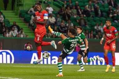 Pedro Goncalves, Portekiz Ligi 2022 / 23 maçında Portekiz Ligi takımlarından Zainadine Junior ile Estadio Jose Alvalade, Lizbon, Portekiz 'de mücadele etmiştir. (Maciej Rogowski)