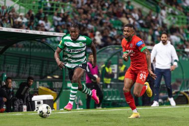 Portekiz 'in Lizbon şehrinde Estadio Jose Alvalade' de Liga Portekiz 2022 / 23 'te oynanan maçta Issahaku Fatawu, Vitor Costa ile düello yaptı. (Maciej Rogowski)