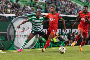 Portekiz 'in Lizbon şehrinde Estadio Jose Alvalade' de Liga Portekiz 2022 / 23 'te oynanan maçta Issahaku Fatawu, Vitor Costa ile düello yaptı. (Maciej Rogowski)