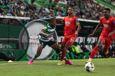 Portekiz 'in Lizbon şehrinde Estadio Jose Alvalade' de Liga Portekiz 2022 / 23 'te oynanan maçta Issahaku Fatawu, Vitor Costa ile düello yaptı. (Maciej Rogowski)