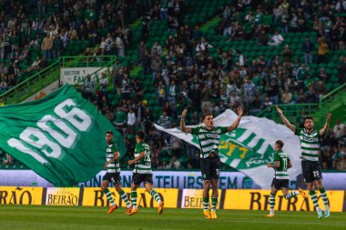 Pedro Goncalves, Manuel Ugarte ve Paulinho, Portekiz Ligi 2022 / 23 maçında Estadio Jose Alvalade, Lizbon, Portekiz 'de Sporting CP ve CS Maritimo arasında oynanan maçı kutluyorlar. (Maciej Rogowski)