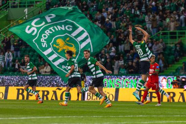 Pedro Goncalves, Manuel Ugarte ve Paulinho, Portekiz Ligi 2022 / 23 maçında Estadio Jose Alvalade, Lizbon, Portekiz 'de Sporting CP ve CS Maritimo arasında oynanan maçı kutluyorlar. (Maciej Rogowski)