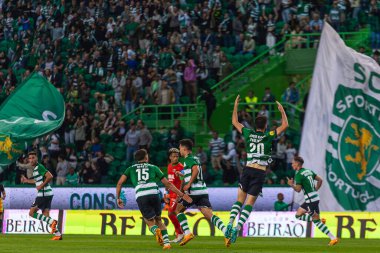 Pedro Goncalves, Manuel Ugarte ve Paulinho, Portekiz Ligi 2022 / 23 maçında Estadio Jose Alvalade, Lizbon, Portekiz 'de Sporting CP ve CS Maritimo arasında oynanan maçı kutluyorlar. (Maciej Rogowski)