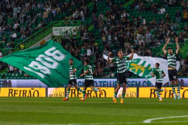 Pedro Goncalves, Manuel Ugarte ve Paulinho, Portekiz Ligi 2022 / 23 maçında Estadio Jose Alvalade, Lizbon, Portekiz 'de Sporting CP ve CS Maritimo arasında oynanan maçı kutluyorlar. (Maciej Rogowski)