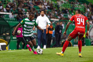 Portekiz 'in Lizbon şehrinde Estadio Jose Alvalade' de Liga Portekiz 2022 / 23 'te oynanan maçta Issahaku Fatawu, Vitor Costa ile düello yaptı. (Maciej Rogowski)