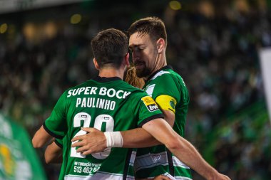 Paulinho, Liga Portekiz 2022 / 23 maçında Estadio Jose Alvalade, Lizbon 'da Sporting CP ve CS Maritimo arasında Sebastian Coates ile birlikte kutlar. (Maciej Rogowski)