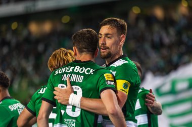 Paulinho, Liga Portekiz 2022 / 23 maçında Estadio Jose Alvalade, Lizbon 'da Sporting CP ve CS Maritimo arasında Sebastian Coates ile birlikte kutlar. (Maciej Rogowski)