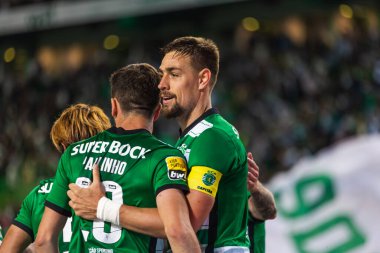 Paulinho, Liga Portekiz 2022 / 23 maçında Estadio Jose Alvalade, Lizbon 'da Sporting CP ve CS Maritimo arasında Sebastian Coates ile birlikte kutlar. (Maciej Rogowski)