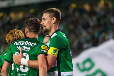 Paulinho, Liga Portekiz 2022 / 23 maçında Estadio Jose Alvalade, Lizbon 'da Sporting CP ve CS Maritimo arasında Sebastian Coates ile birlikte kutlar. (Maciej Rogowski)