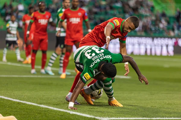 Portekiz 'in Estadio Jose Alvalade, Lizbon şehrinde oynanan Liga CP ve CS Maritimo maçlarında Arthur Gomes, Paulo Sergio Mota (Paulinho) ile düello yaptı. (Maciej Rogowski)