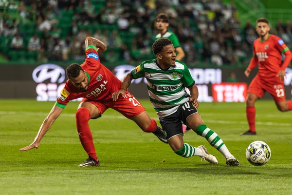 Joao Afonso, Liga Portekiz 2022 / 23 maçında Marcus Edwards ile Estadio Jose Alvalade, Lizbon, Portekiz 'de CP ve CS Maritimo arasında düello yaptı. (Maciej Rogowski)