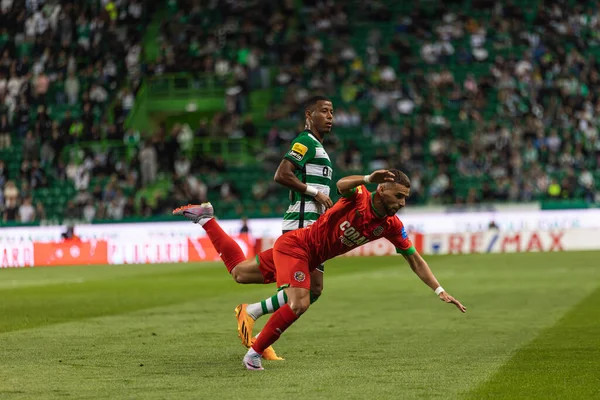 Portekiz 'in Estadio Jose Alvalade, Lizbon şehrinde oynanan Liga CP ve CS Maritimo maçlarında Arthur Gomes, Paulo Sergio Mota (Paulinho) ile düello yaptı. (Maciej Rogowski)