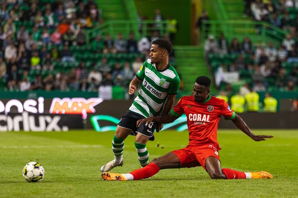 Marcus Edwards ve Moises Mosquera Liga Portugal 2022 / 23 maçında Estadio Jose Alvalade, Lizbon, Portekiz 'de Sporting CP ve CS Maritimo arasında düello yaptılar. (Maciej Rogowski)