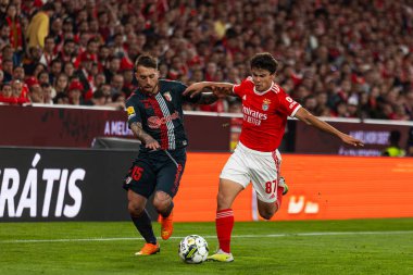 Liga Portekiz 2022 / 23 maçında SL Benfica ve SC Braga arasında Portekiz 'in Estadio Da Luz kentinde Joao Neves ile düello yapan Andre Horta. (Maciej Rogowski)